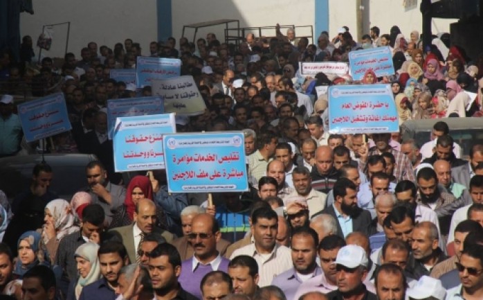 اعتصام لموظفي أونروا في غزة احتجاجًا على تهديد ألف موظف بالفصل من برنامج الطوارئ (أرشيف).